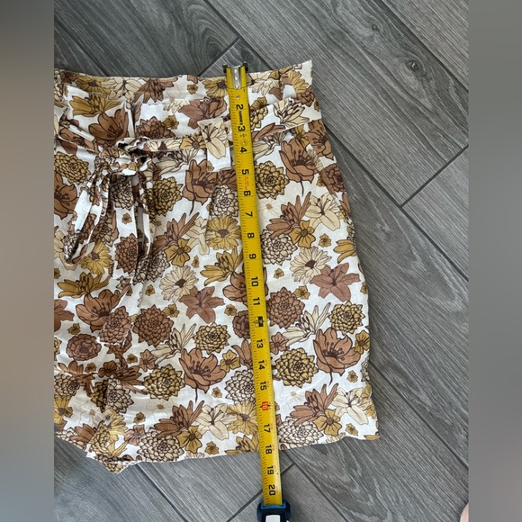 C&C California|Brown Floral linen matching set in Spaghetti Strap Top & Shorts• - Picture 10 of 14